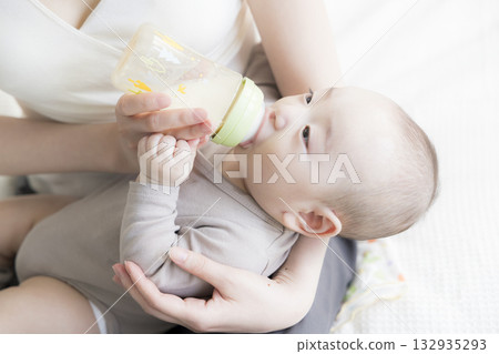 母親給她的孩子牛奶 132935293