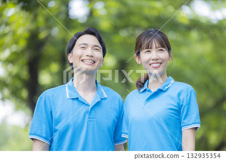 身穿藍色 Polo 衫的男女員工 身穿藍色 Polo 衫的男女員工 132935354