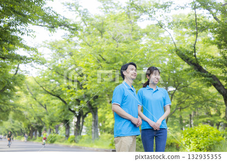 身穿藍色 Polo 衫的男女員工 身穿藍色 Polo 衫的男女員工 132935355