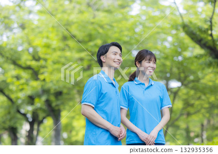 身穿藍色 Polo 衫的男女員工 身穿藍色 Polo 衫的男女員工 132935356