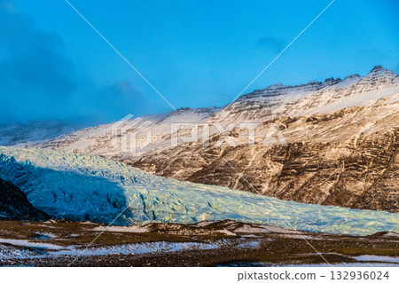 Golden hour along iceland's south coast Golden hour along iceland's south coast 132936024