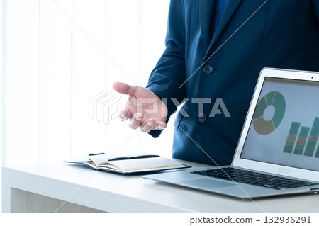 Businessman explaining Businessman explaining 132936291