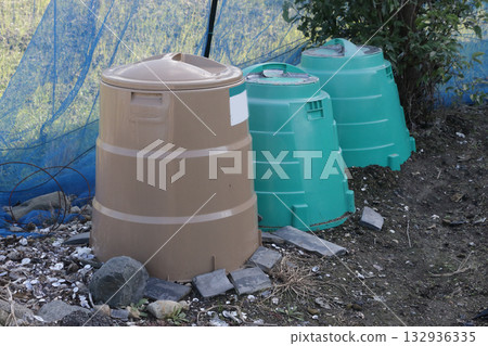Food waste disposal container 132936335