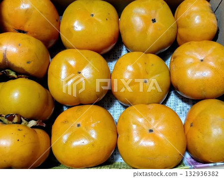 自家種植的甜柿子 132936382