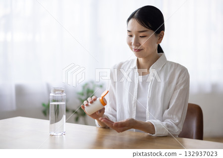 一位中年婦女正準備服藥 132937023