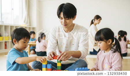 幼兒園老師和孩子們在室內玩積木的場景 132938430