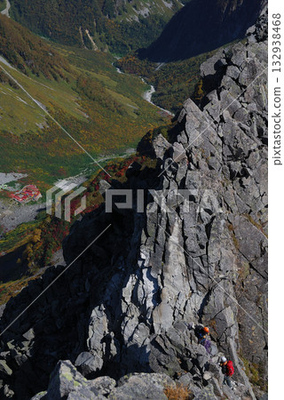 上高地的秋季攀岩者、唐澤冰斗的秋葉以及攀登前穗塚山的攀岩者 132938468