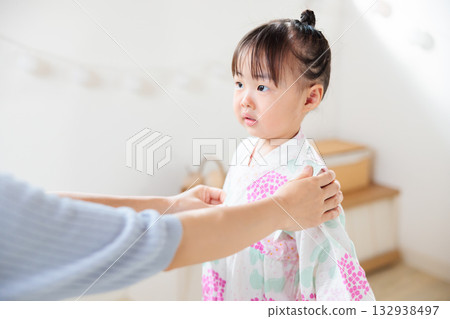 一名2歲女孩穿著浴衣。兒童浴衣穿法 一名2歲女孩穿著浴衣。兒童浴衣穿法 132938497