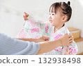 一名2歲女孩穿著浴衣。兒童浴衣穿法 132938498