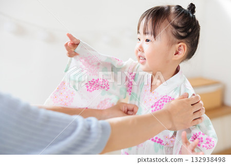 一名2歲女孩穿著浴衣。兒童浴衣穿法 132938498