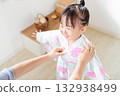 一名2歲女孩穿著浴衣。兒童浴衣穿法 132938499