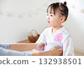 一名2歲女孩穿著浴衣。兒童浴衣穿法 132938501