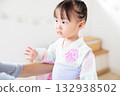 一名2歲女孩穿著浴衣。兒童浴衣穿法 132938502