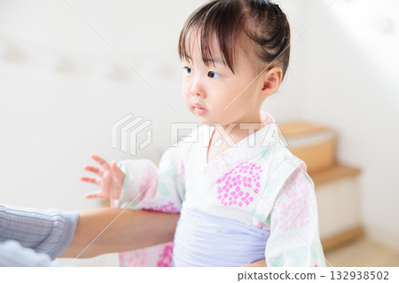 一名2歲女孩穿著浴衣。兒童浴衣穿法 132938502