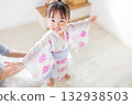 一名2歲女孩穿著浴衣。兒童浴衣穿法 132938503
