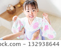一名2歲女孩穿著浴衣。兒童浴衣穿法 132938644