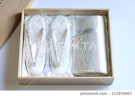 Sandals and bag 132938665