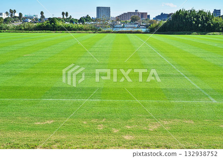維護良好的天然草坪足球練習場 維護良好的天然草坪足球練習場 132938752