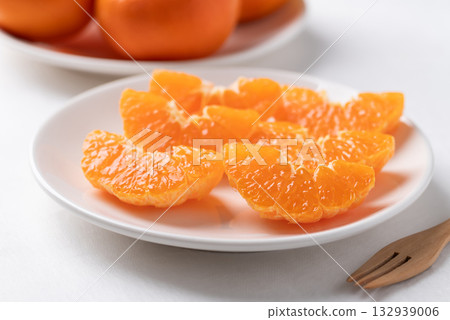 Fresh cut of Mandarin orange fruit on plate ready to eating Fresh cut of Mandarin orange fruit on plate ready to eating 132939006