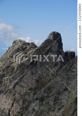 從奧穗高嶽山頂眺望憲兵峰東脊的懸崖(秋季上高地健行) 從奧穗高嶽山頂眺望憲兵峰東脊的懸崖(秋季上高地健行) 132939069