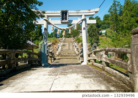 通往神社參拜殿的台階 通往神社參拜殿的台階 132939496