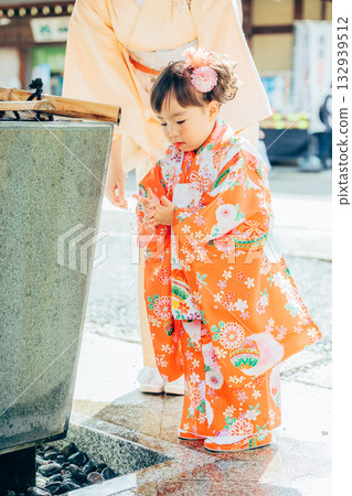 一家人去神社祭拜七五三 132939512