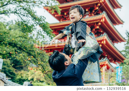 一家人在七五山神社拍照 132939516