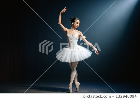 Ballerina 132940094