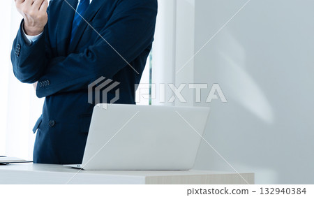 Businessman explaining 132940384