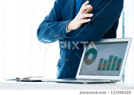 Businessman explaining Businessman explaining 132940389