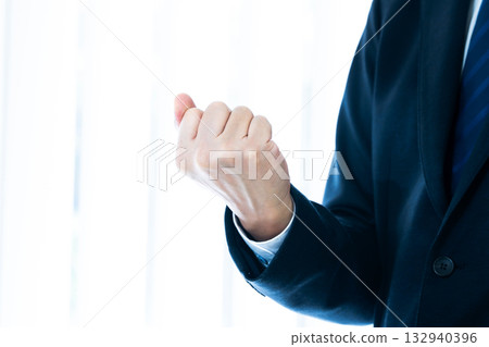 Businessman explaining Businessman explaining 132940396