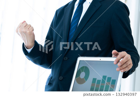 Businessman explaining 132940397