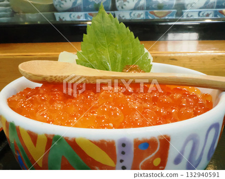 A delicious looking salmon roe bowl 132940591