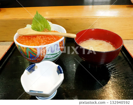 美味的鮭魚籽碗套餐 美味的鮭魚籽碗套餐 132940592