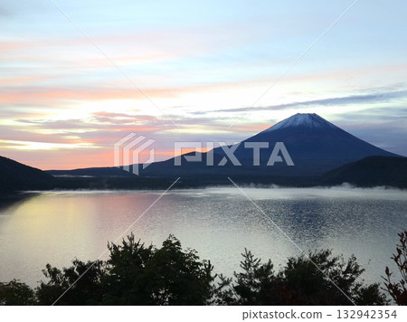 Mount Fuji and the sunrise at Lake Motosu 132942354