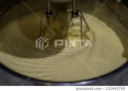 蛋糕製作_攪拌麵糊 蛋糕製作_攪拌麵糊 132942749