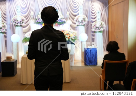 Ceremony lady 132943151