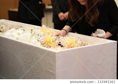 A daughter who is reluctant to say goodbye 132943161