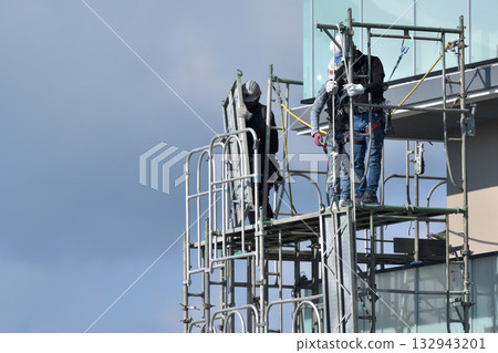 建築工地:新建公寓大樓:臨時鷹架正在拆除 建築工地:新建公寓大樓:臨時鷹架正在拆除 132943201