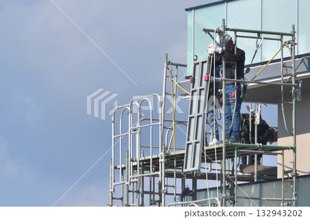 建築工地：新建公寓大樓：臨時鷹架正在拆除 132943202