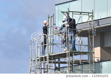 建築工地：新建公寓大樓：臨時鷹架正在拆除 132943203