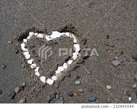 Heart mark written in the sand Heart mark written in the sand 132943544