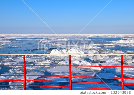 Drift ice sightseeing boat off Monbetsu 132943958