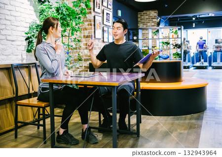 一位女士在健身房收到會員訊息 一位女士在健身房收到會員訊息 132943964