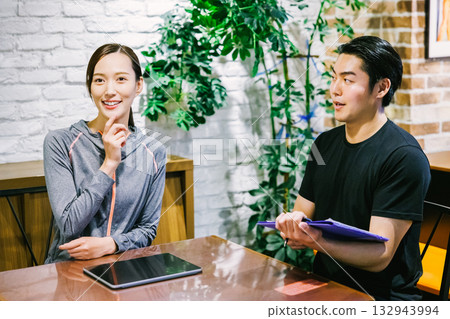 一位女士在健身房收到會員訊息 一位女士在健身房收到會員訊息 132943994