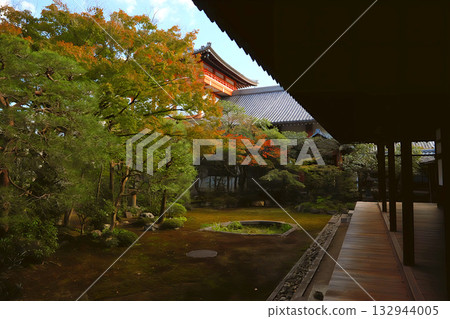 京都永須山本峰寺，秋葉環繞。 132944005