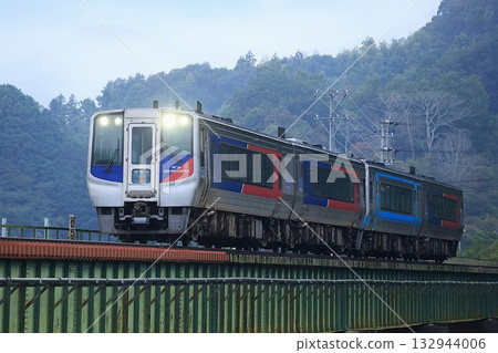 [JR四國] N2000系列特急「宇和海號」（予讚線：西大洲～伊予大洲） 132944006