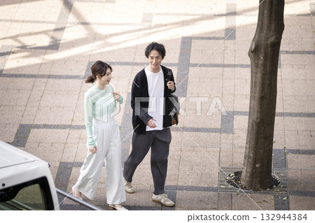 Men and women in their 30s walking around town Men and women in their 30s walking around town 132944384