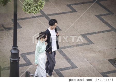 Men and women in their 30s walking around town Men and women in their 30s walking around town 132944571