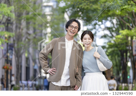 一對三十多歲的男人和女人對著鏡頭微笑 一對三十多歲的男人和女人對著鏡頭微笑 132944590